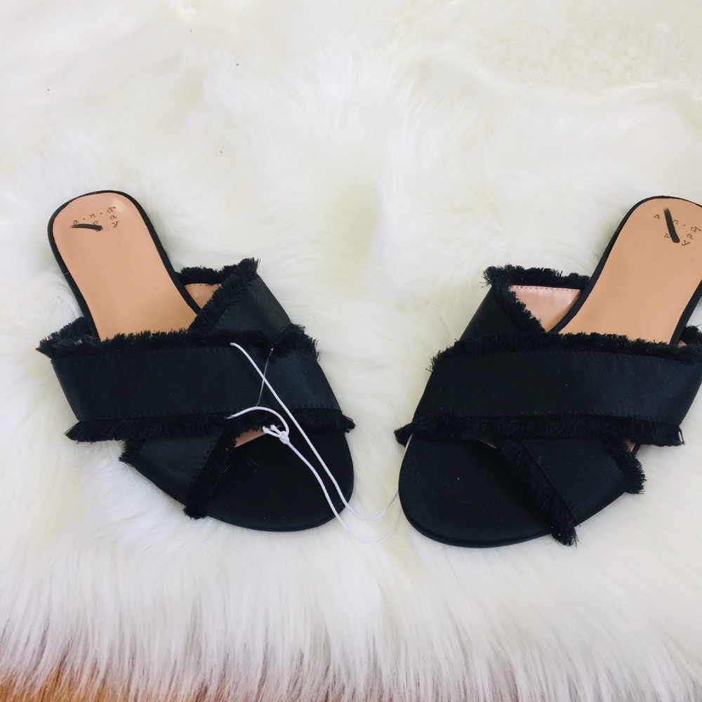 NEW Black Fringe Criss Cross Open Toe Sandals - Picture 3 of 3